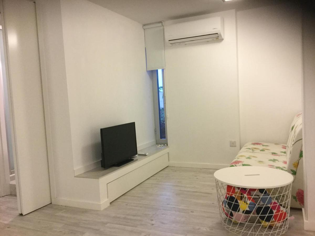 Red Cozy Stay Limassol Exterior foto